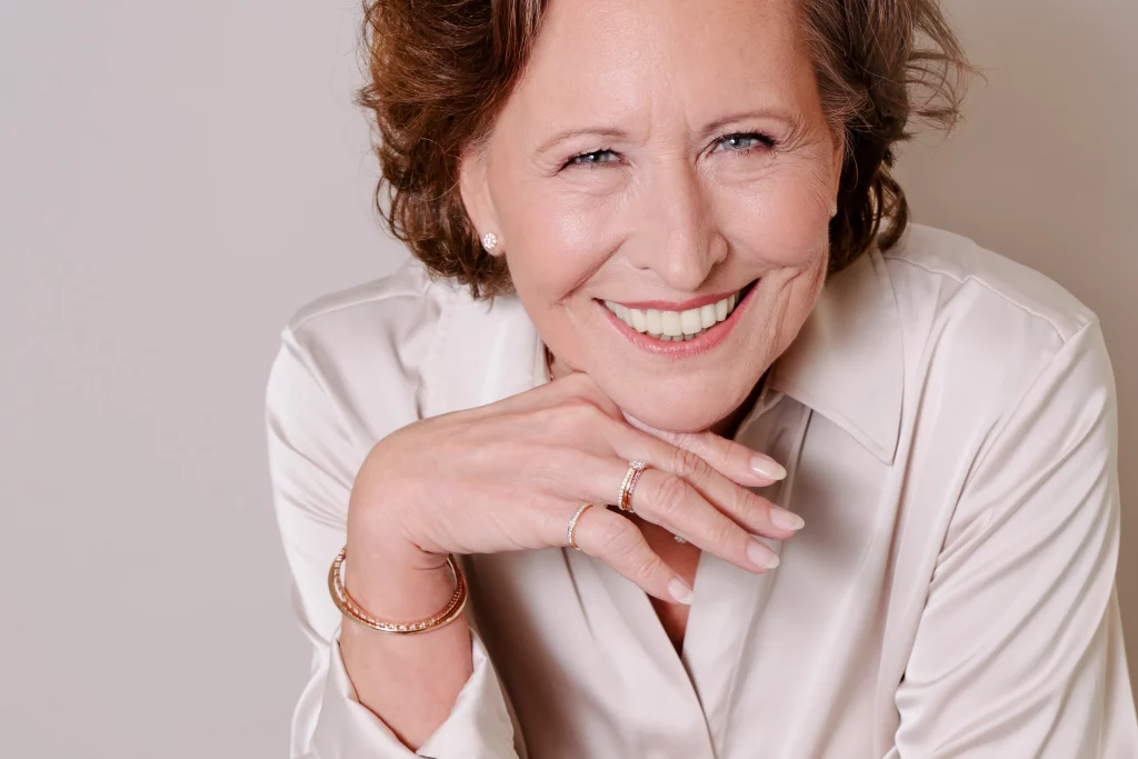 Auf dem Bild ist die Inhaberin mit Schmuck an der Hand zu sehen.