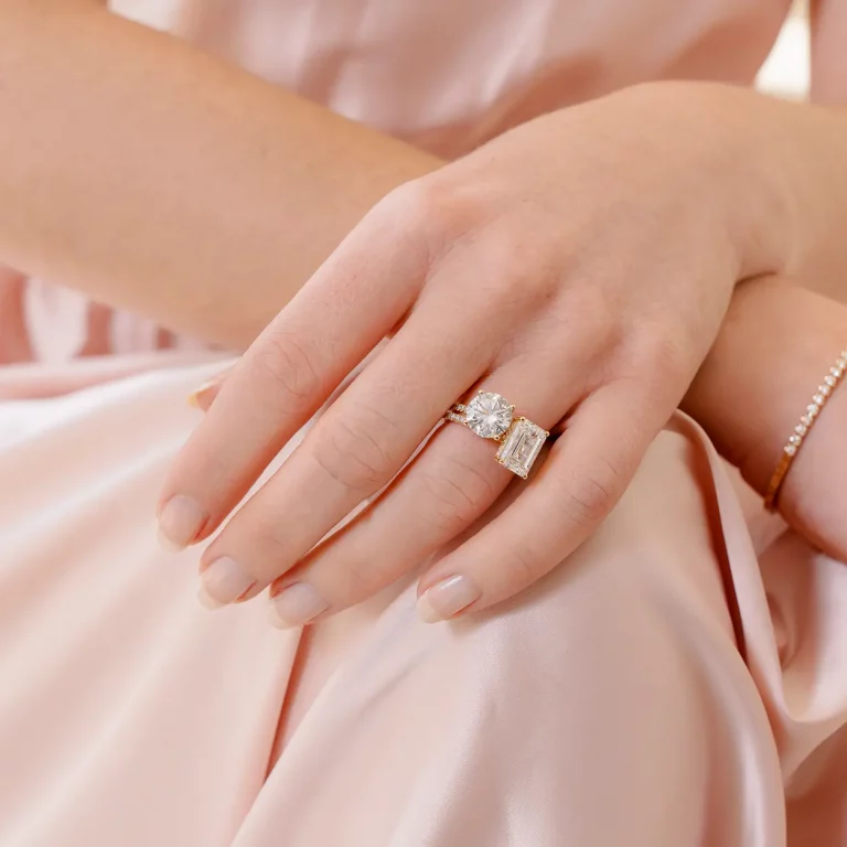 Due Siehst ein weibliche Hand mit einem Ring mit großem Diamanten.